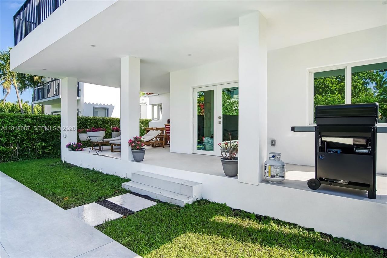 719 W 51st St, Miami Beach, FL 33140 Photo