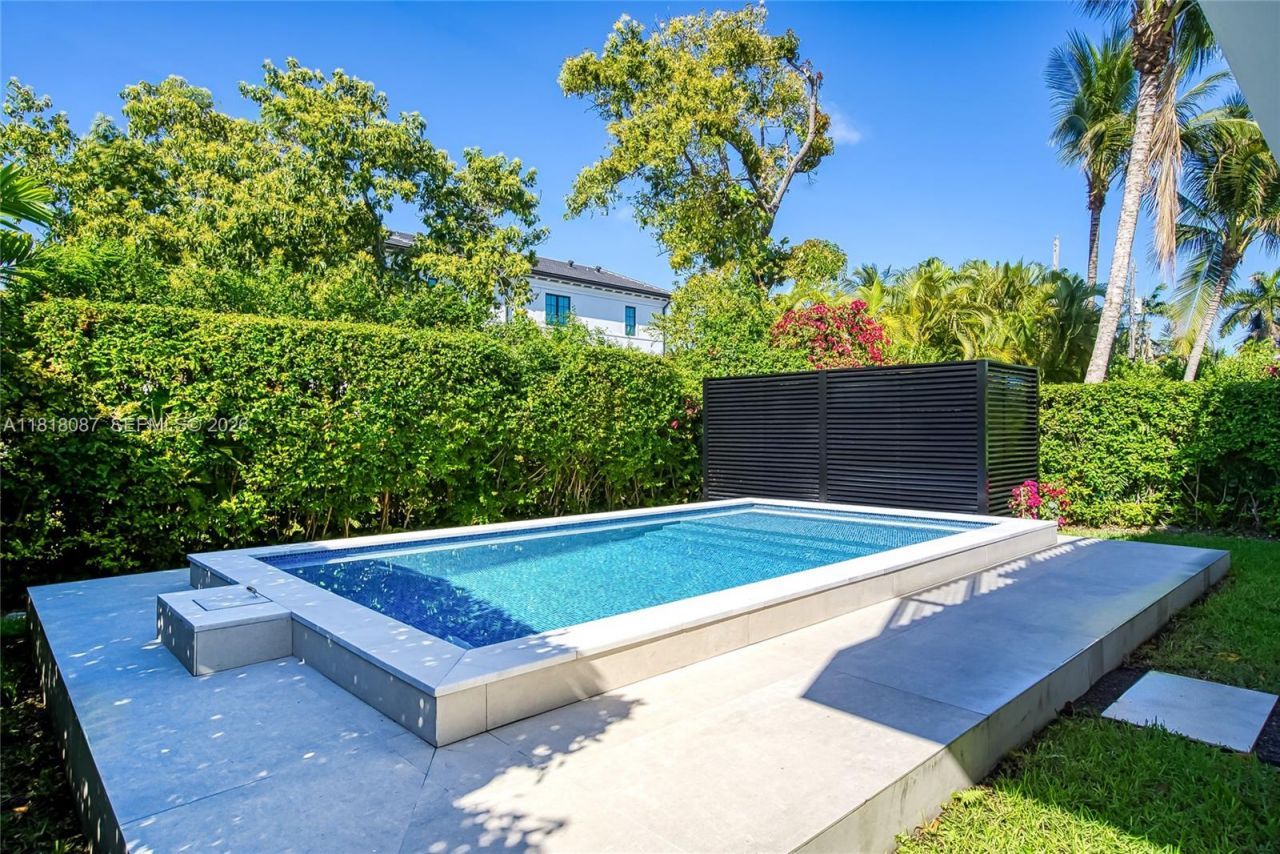 719 W 51st St, Miami Beach, FL 33140 Photo