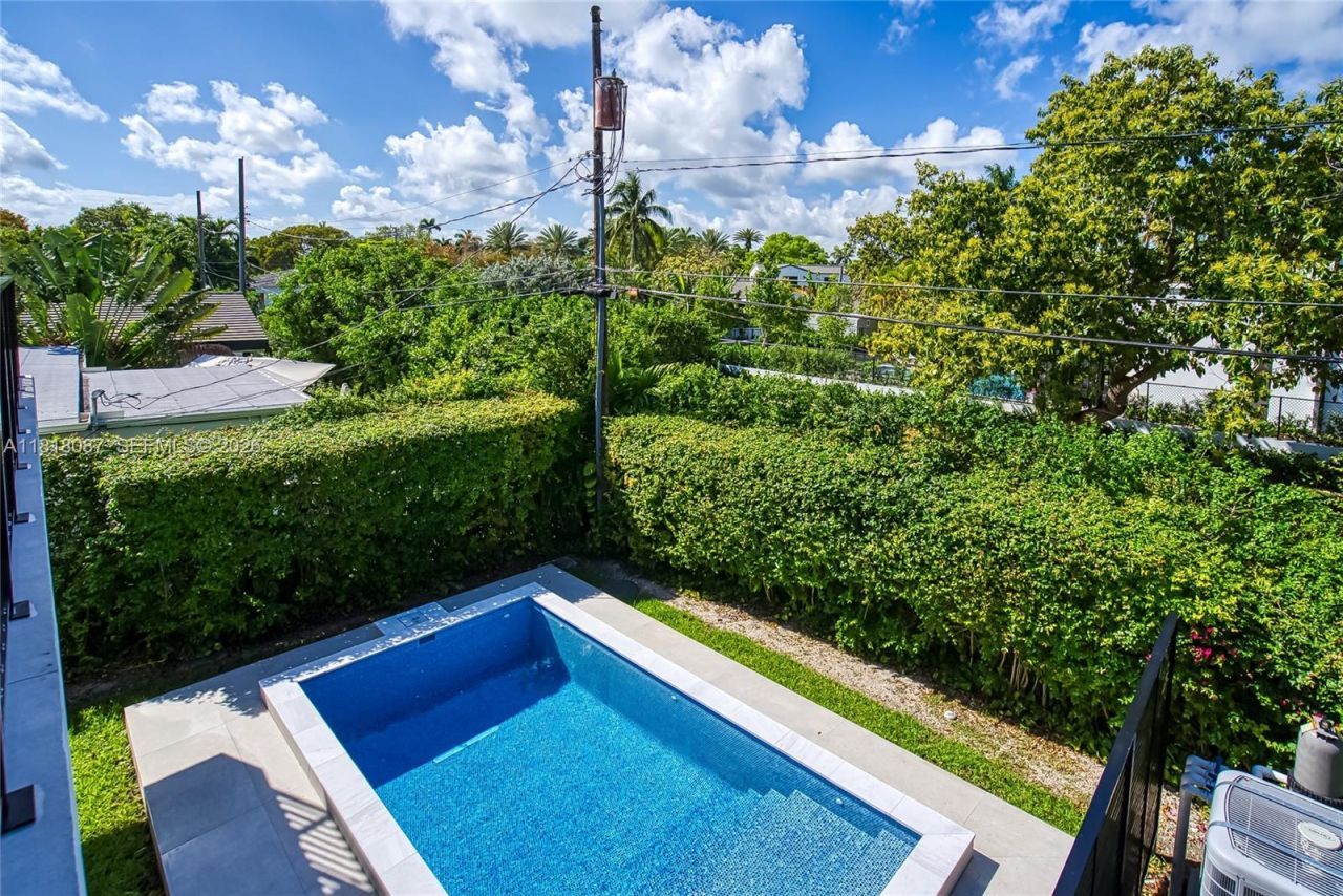 719 W 51st St, Miami Beach, FL 33140 Photo