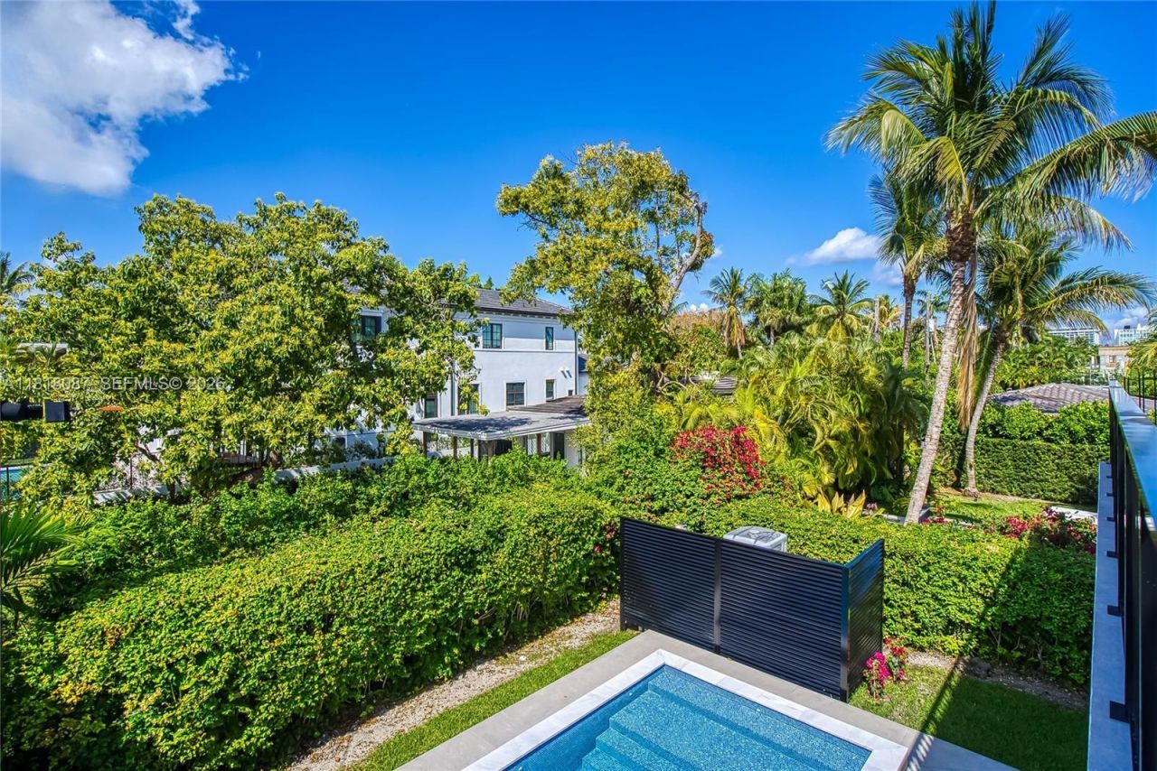 719 W 51st St, Miami Beach, FL 33140 Photo