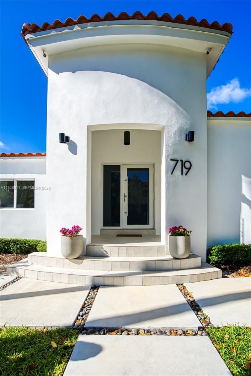 719 W 51st St, Miami Beach, FL 33140 Photo