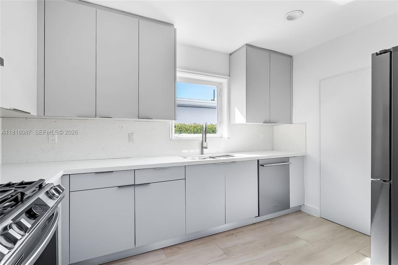 719 W 51st St, Miami Beach, FL 33140 Photo