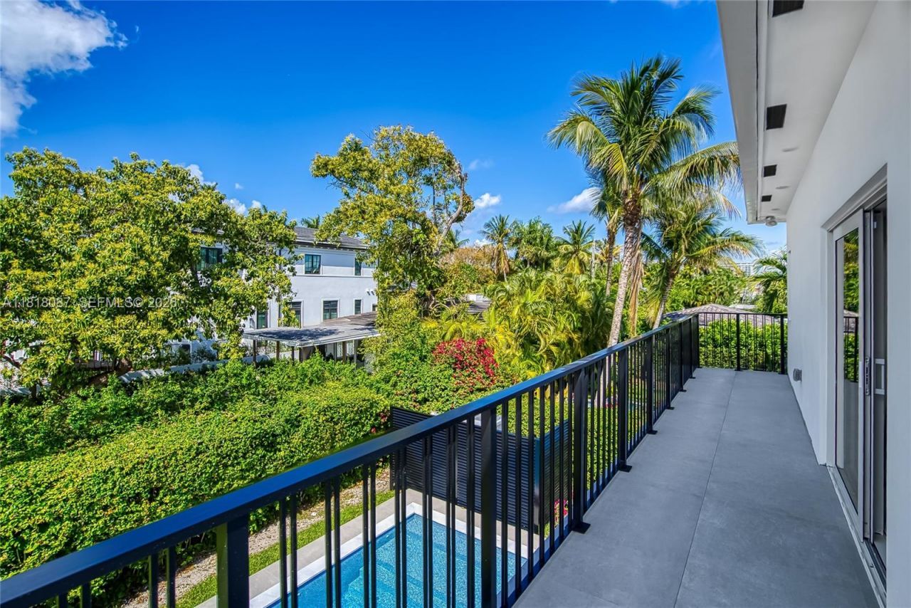 719 W 51st St, Miami Beach, FL 33140 Photo