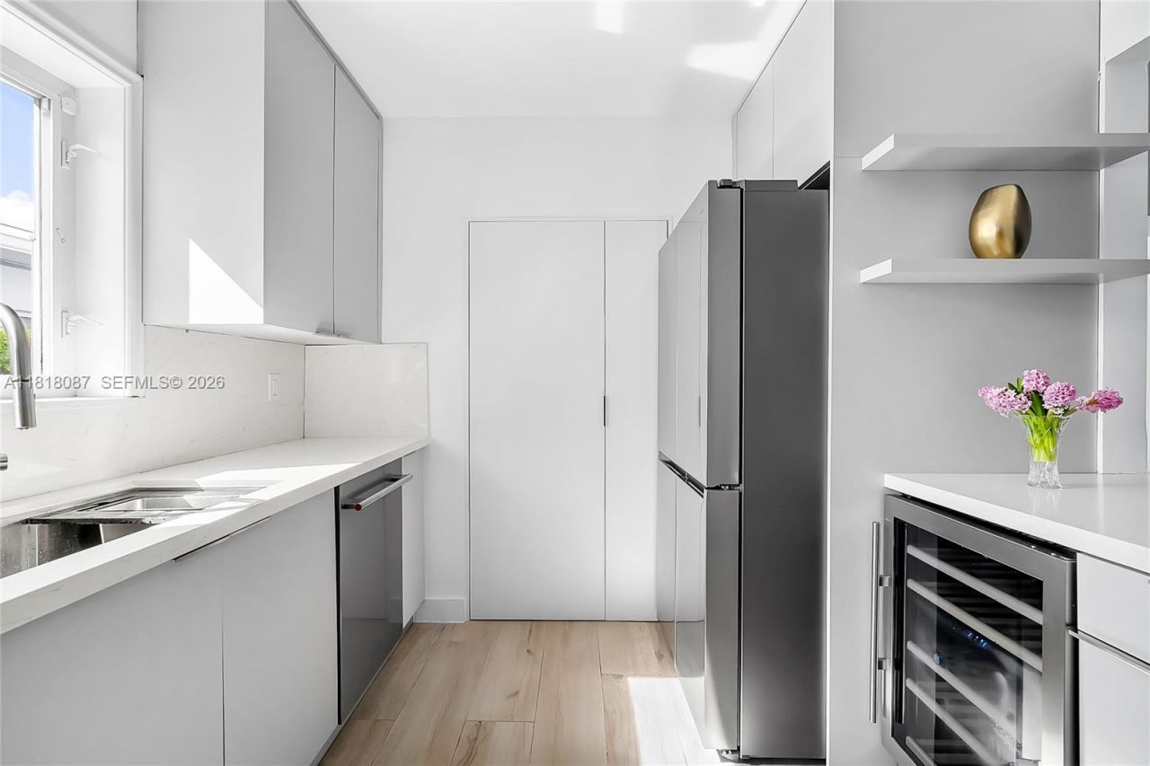 719 W 51st St, Miami Beach, FL 33140 Photo