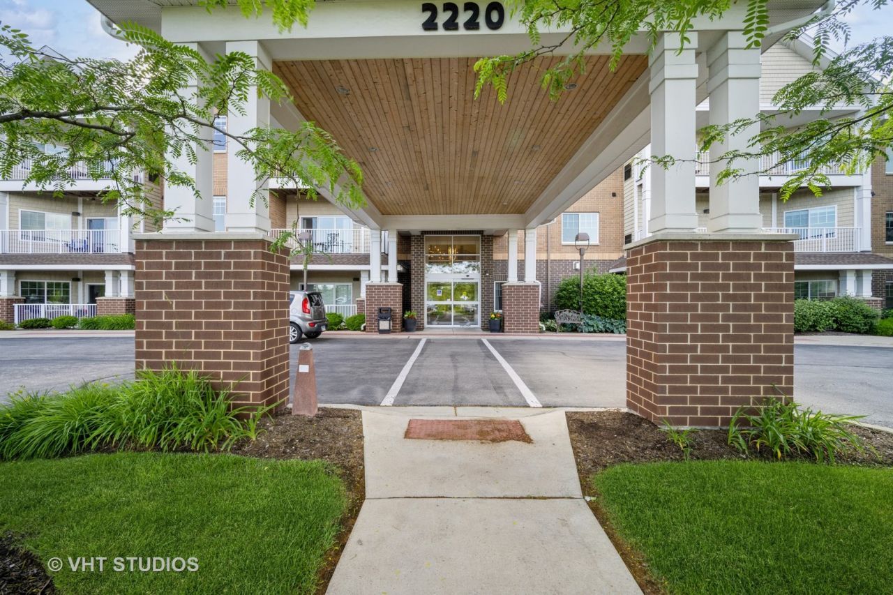2220 Founders Drive, Unit 227, Northbrook, IL 60062 Main Photo