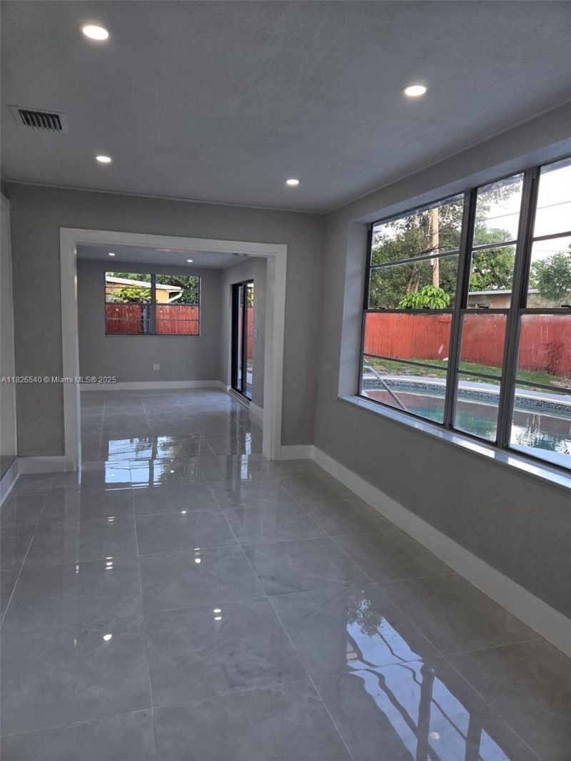 954 W 72nd Pl, Hialeah, FL 33014 Photo