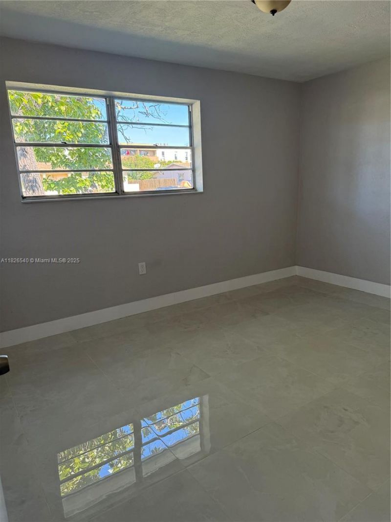 954 W 72nd Pl, Hialeah, FL 33014 Photo