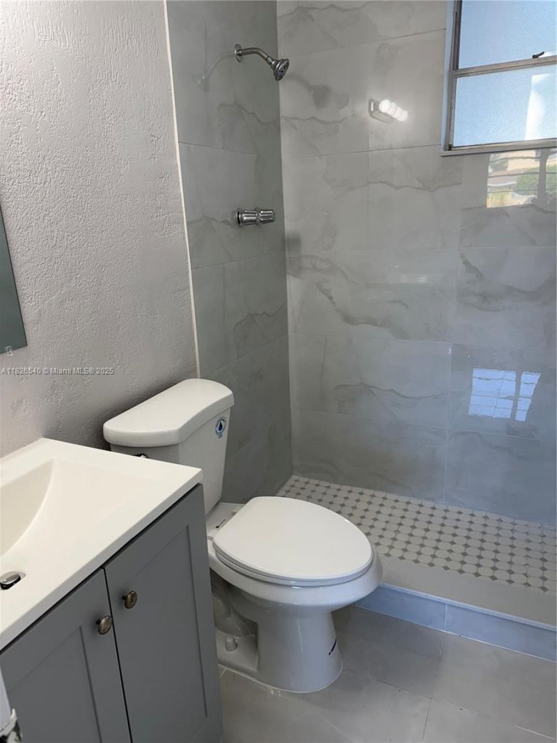 954 W 72nd Pl, Hialeah, FL 33014 Photo
