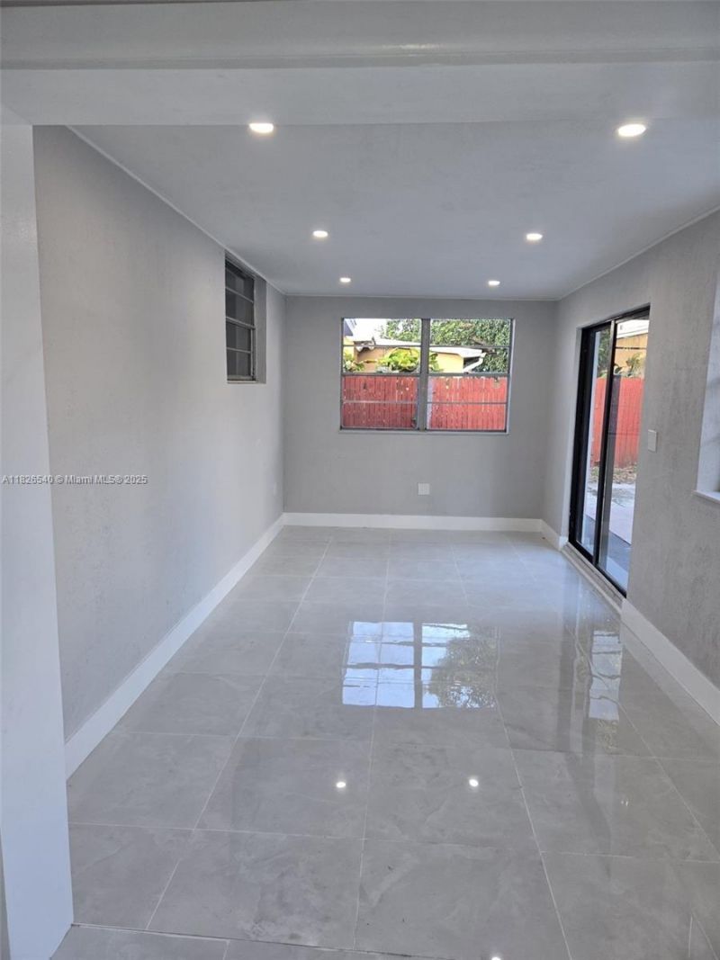 954 W 72nd Pl, Hialeah, FL 33014 Photo