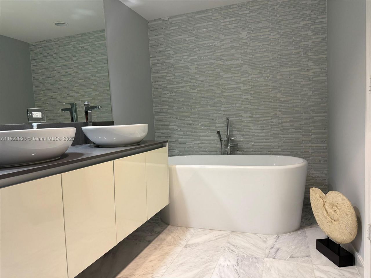 9821 E Bay Harbor Dr, Unit 903, Bay Harbor Islands, FL 33154 Photo