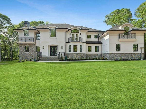 17 Chelsea Place, Dix Hills, NY 11746