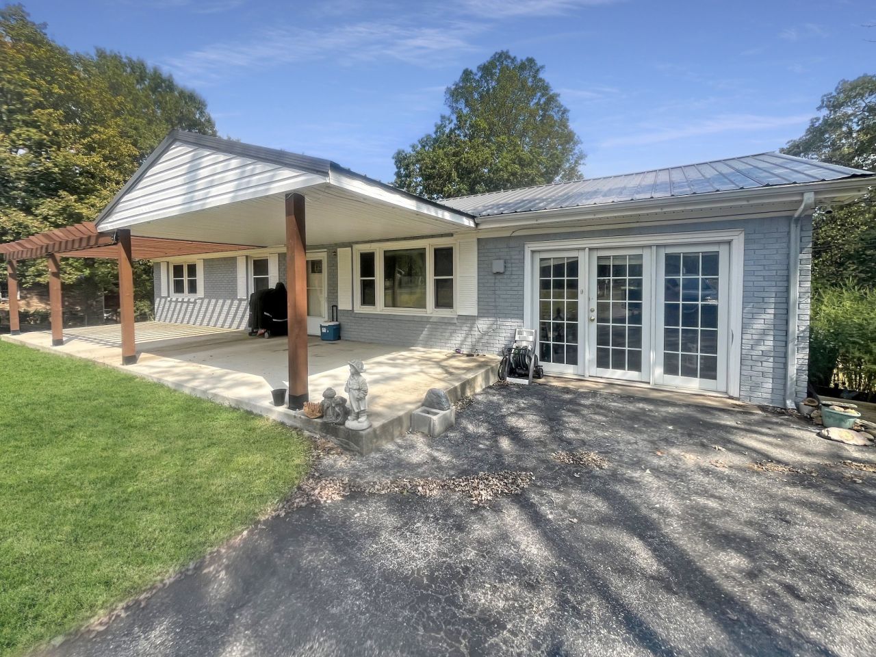 110 Peachtree St, Tennessee Ridge, TN 37178 Main Photo