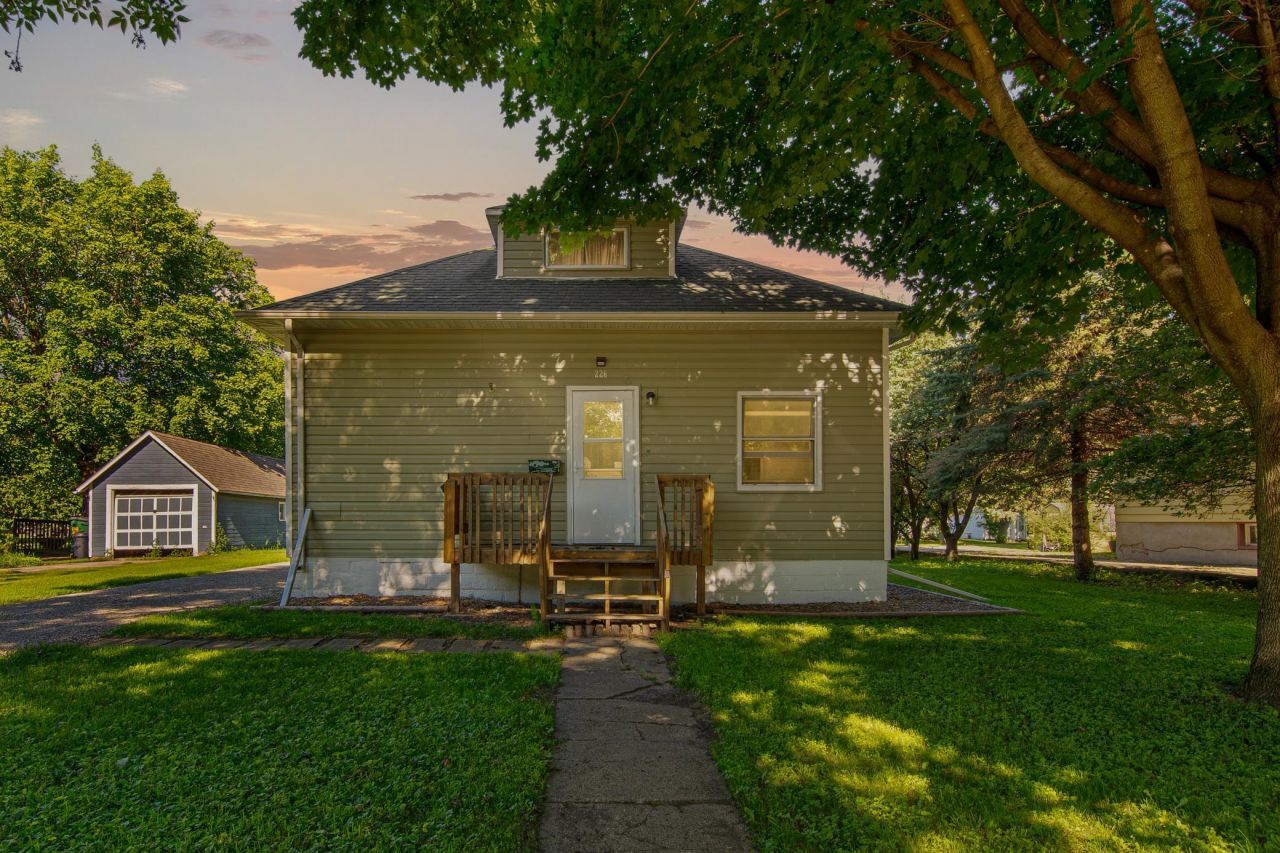 226 N Central Avenue, Truman, MN 56088
