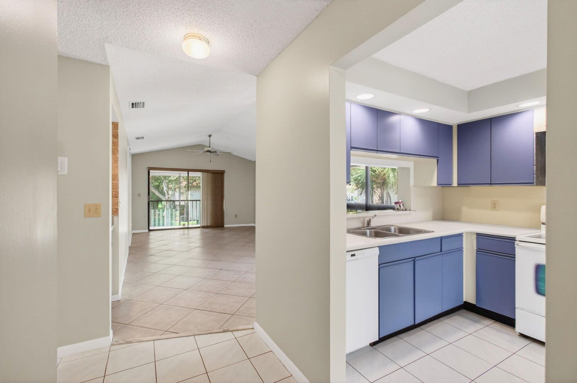 400 Club Circle, Unit 201, Boca Raton, FL 33487 Photo