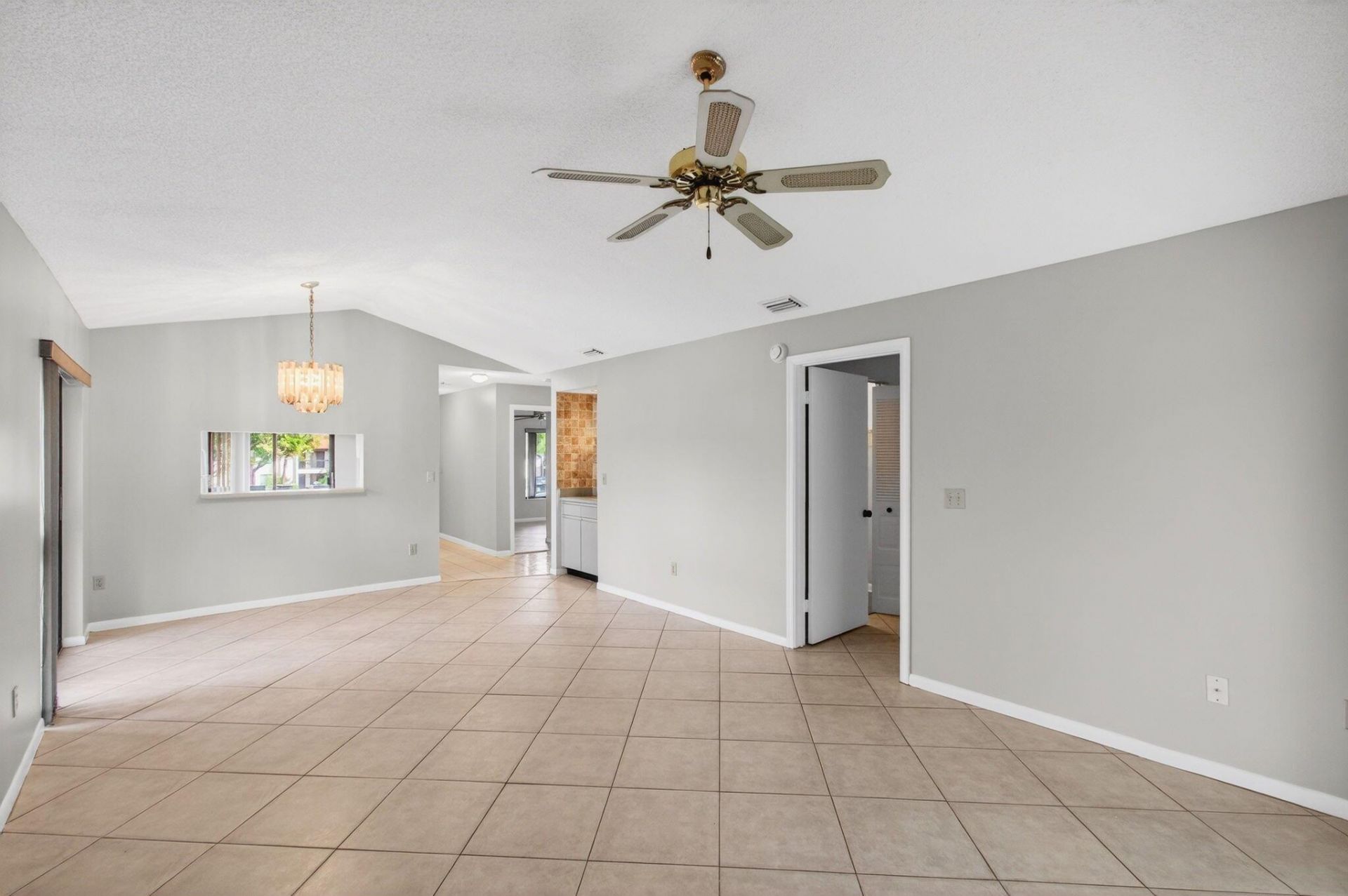 400 Club Circle, Unit 201, Boca Raton, FL 33487 Photo