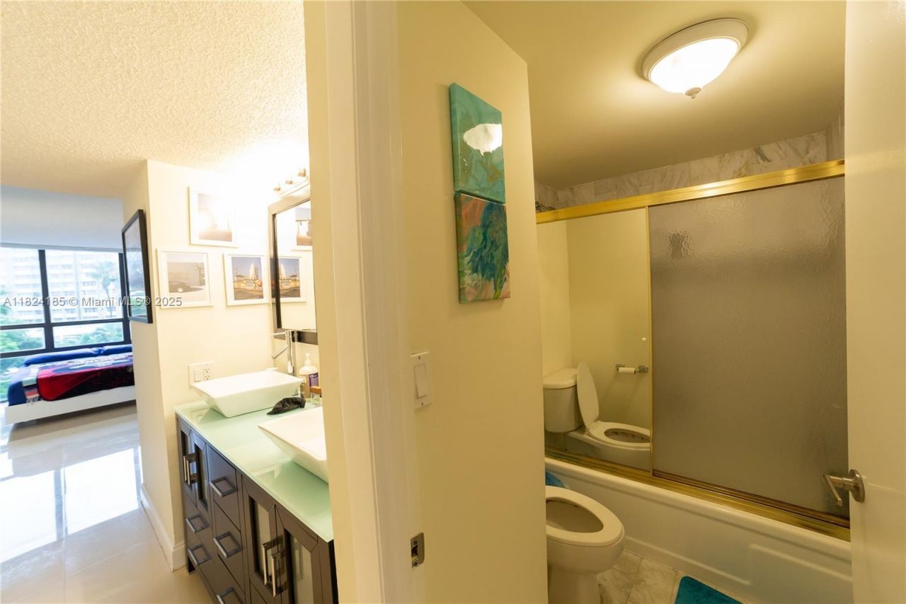 1450 Brickell Bay Dr, Unit 311, Miami, FL 33131 Photo