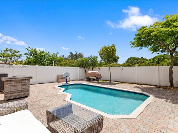 878 NE 191st St, Miami, FL 33179