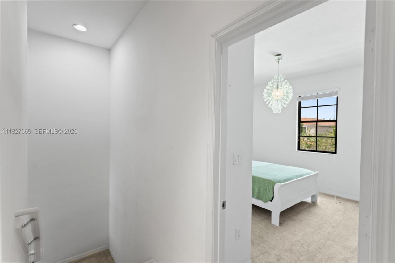 878 NE 191st St, Miami, FL 33179 Photo