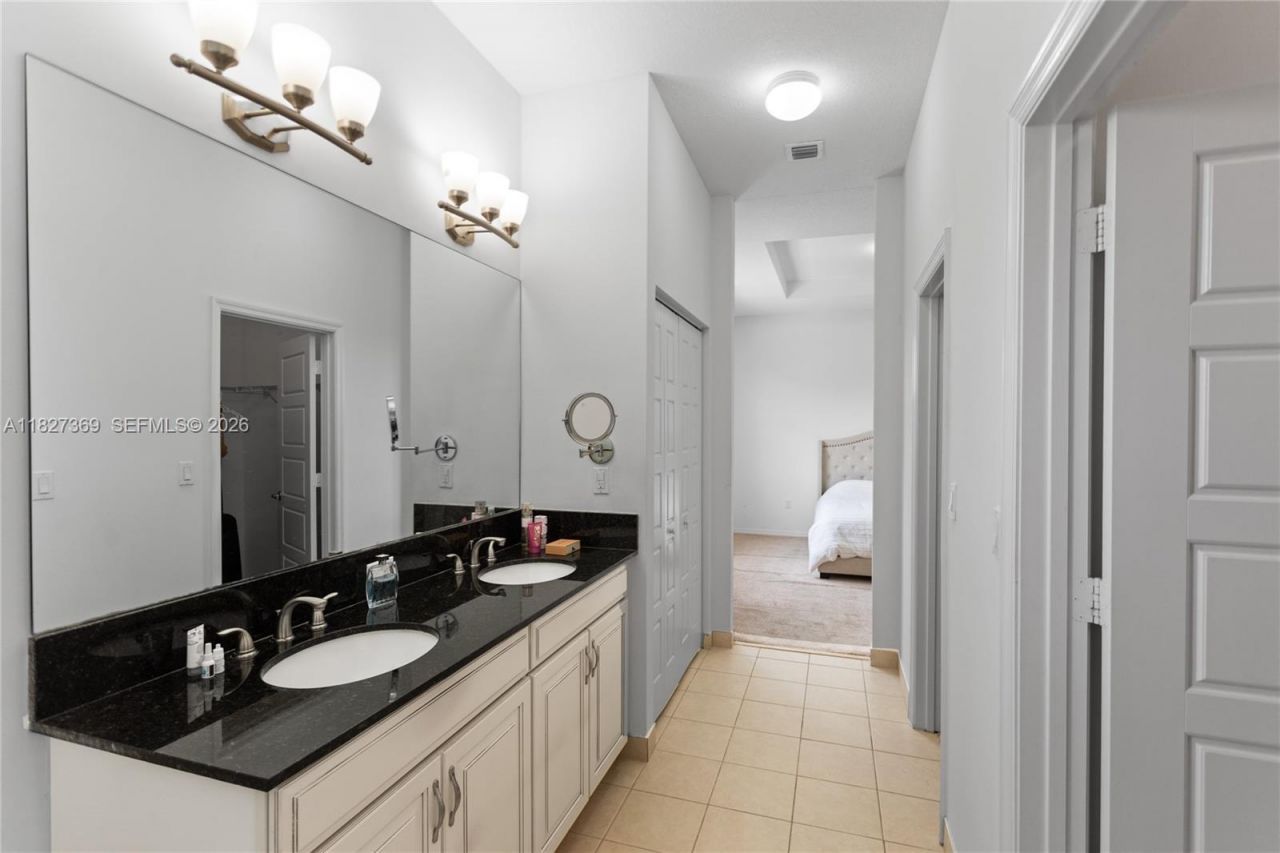 878 NE 191st St, Miami, FL 33179 Photo