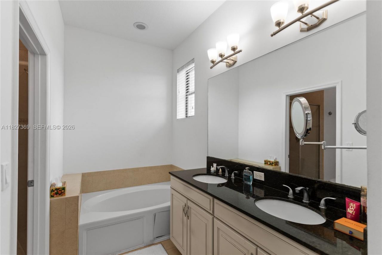 878 NE 191st St, Miami, FL 33179 Photo