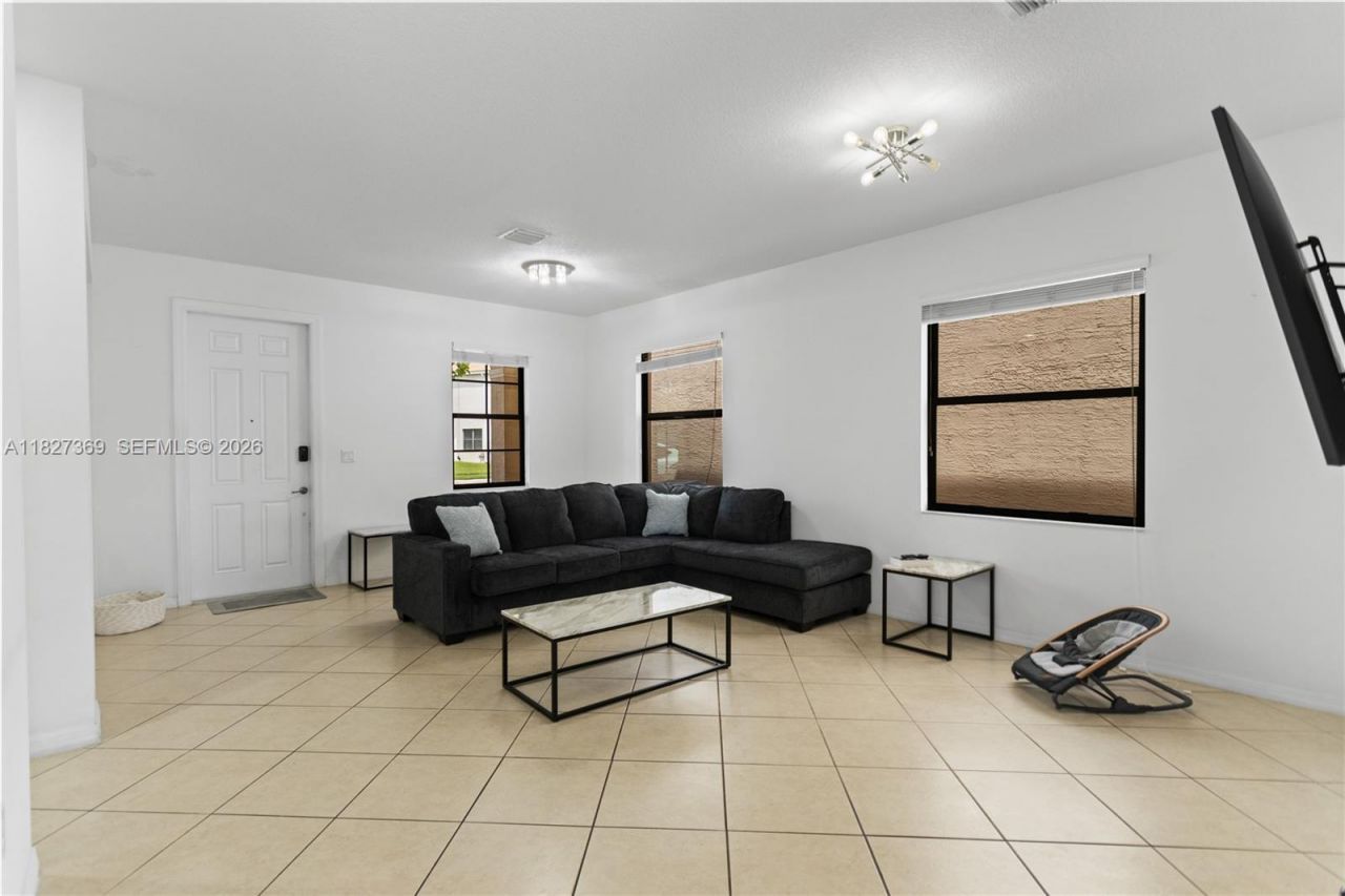 878 NE 191st St, Miami, FL 33179 Photo