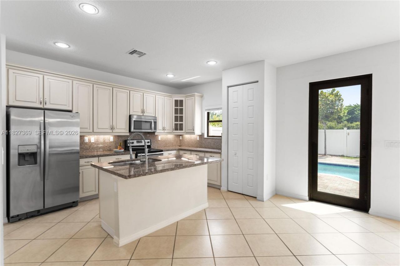 878 NE 191st St, Miami, FL 33179 Photo