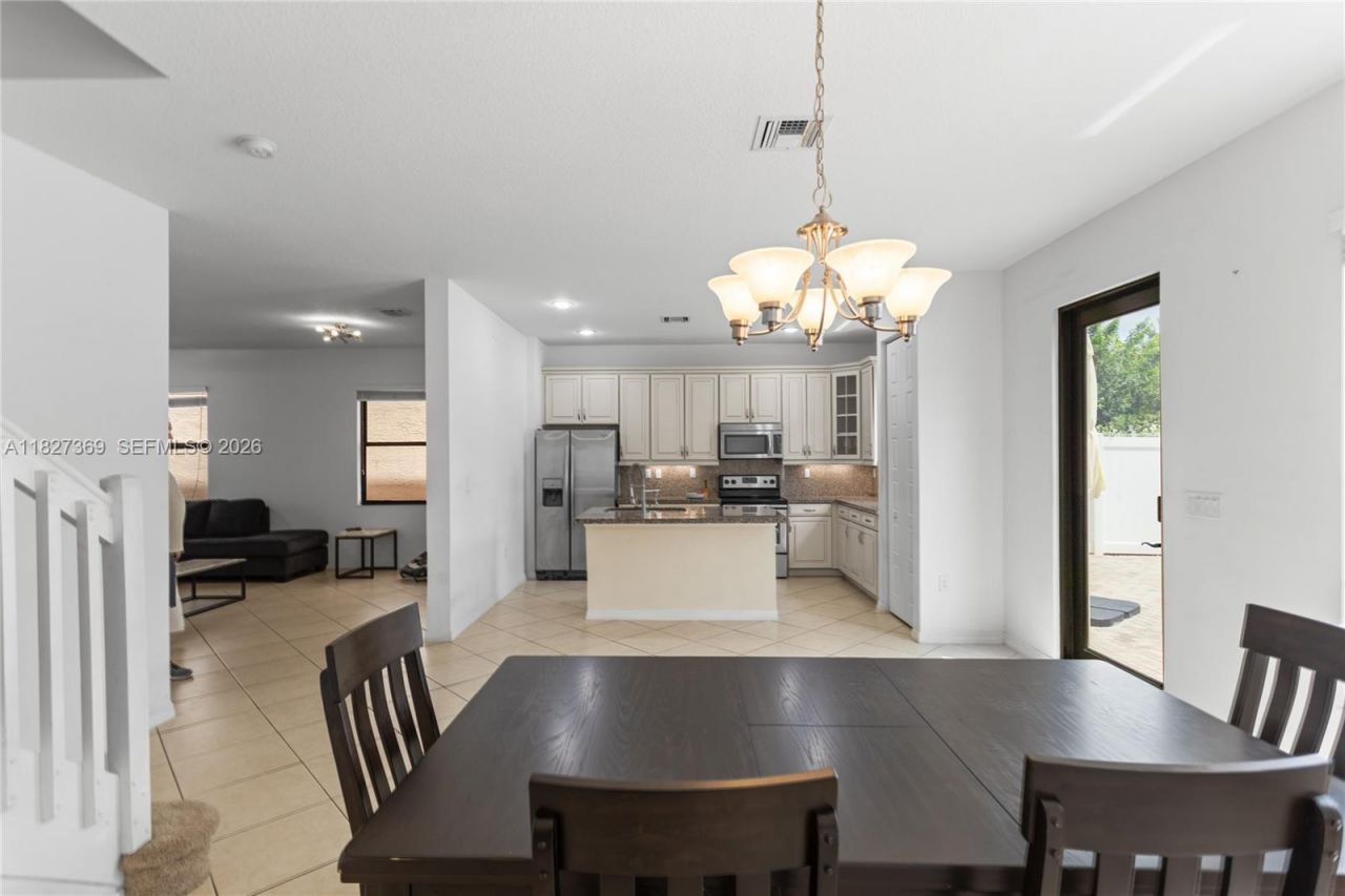 878 NE 191st St, Miami, FL 33179 Photo