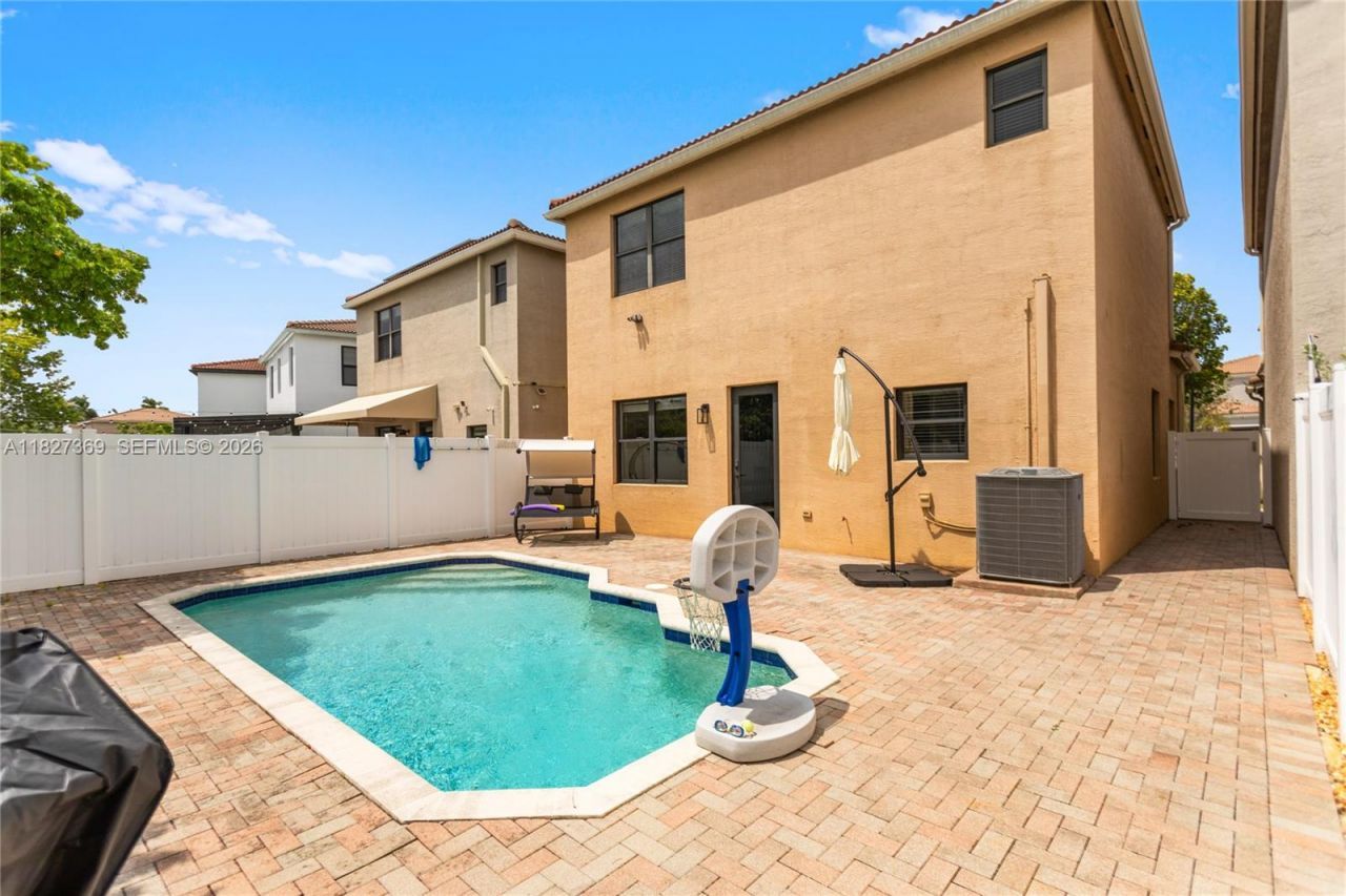 878 NE 191st St, Miami, FL 33179 Photo