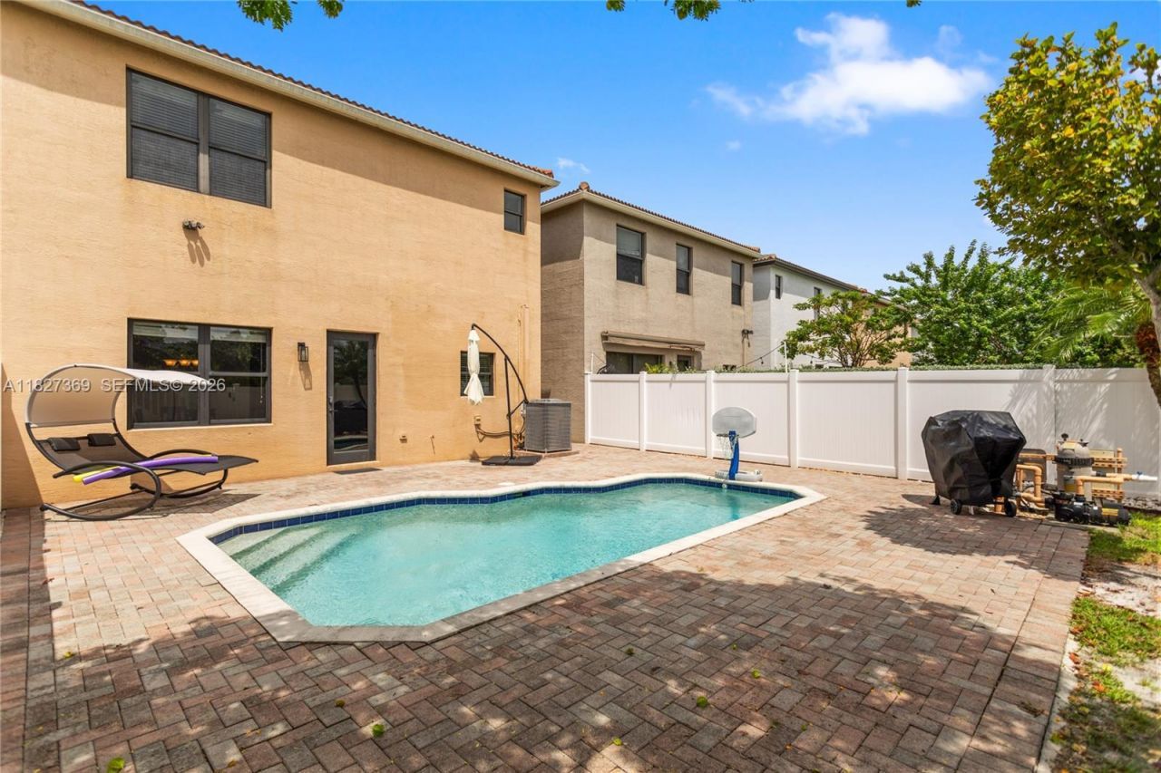 878 NE 191st St, Miami, FL 33179 Photo