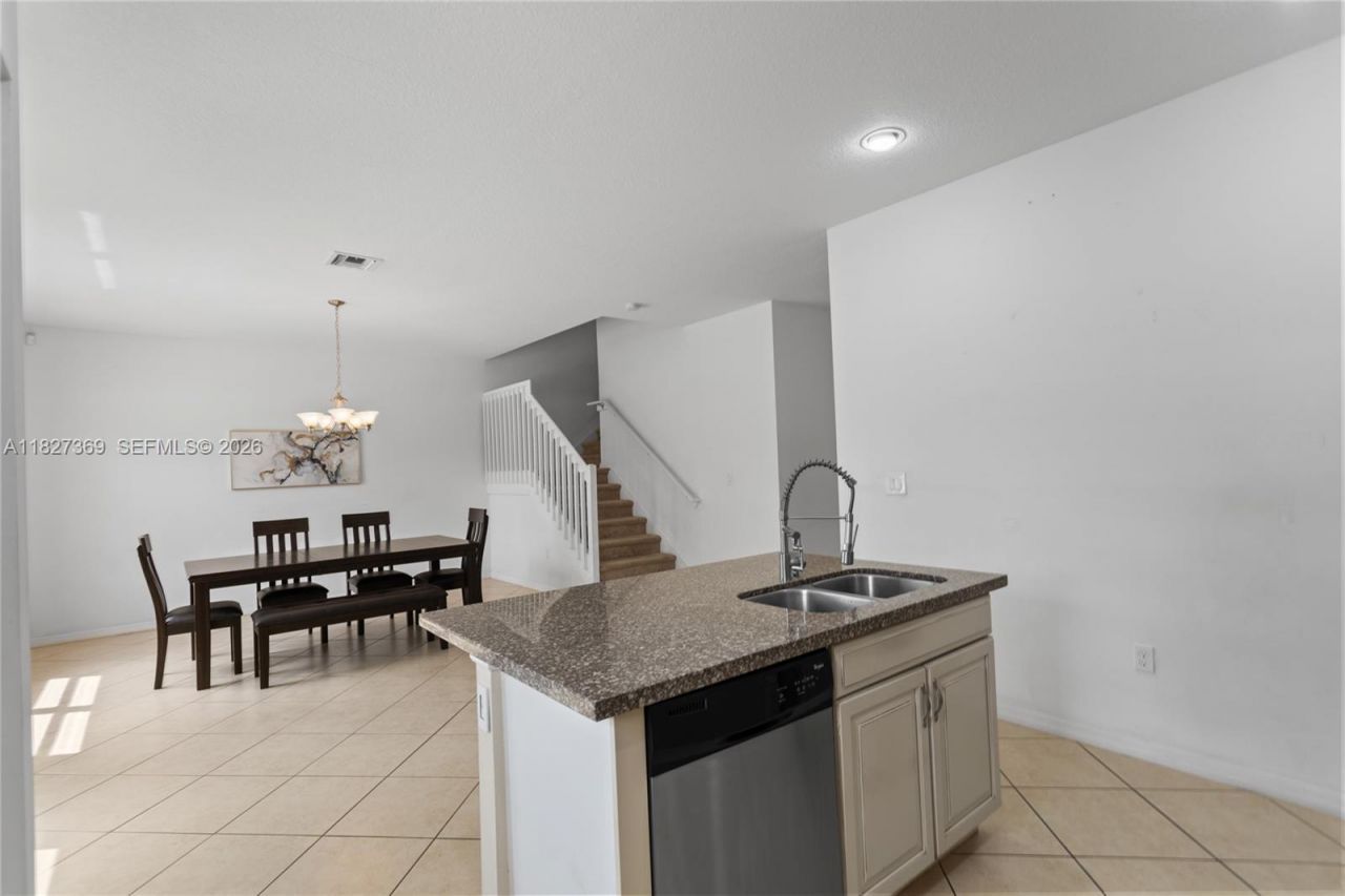 878 NE 191st St, Miami, FL 33179 Photo