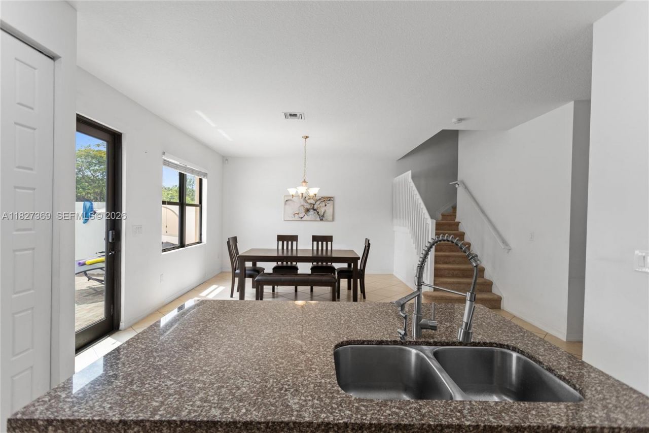 878 NE 191st St, Miami, FL 33179 Photo