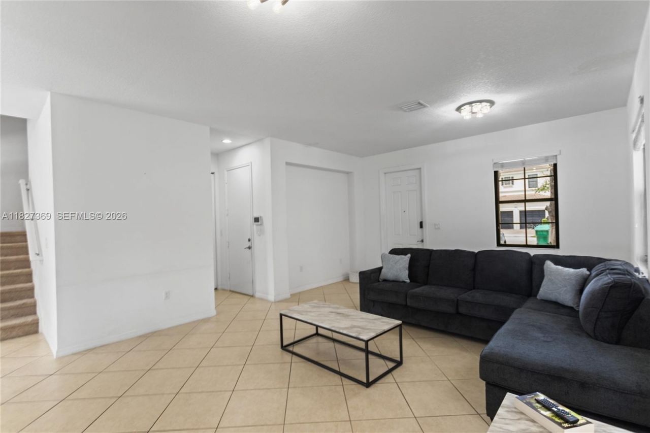 878 NE 191st St, Miami, FL 33179 Photo