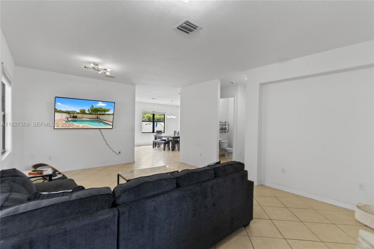 878 NE 191st St, Miami, FL 33179 Photo