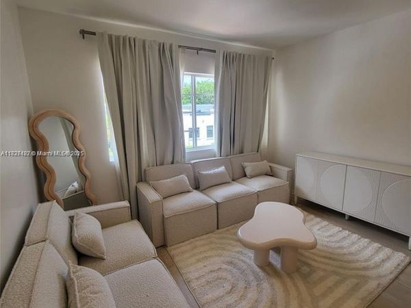 810 7th St, Unit 206, Miami Beach, FL 33139