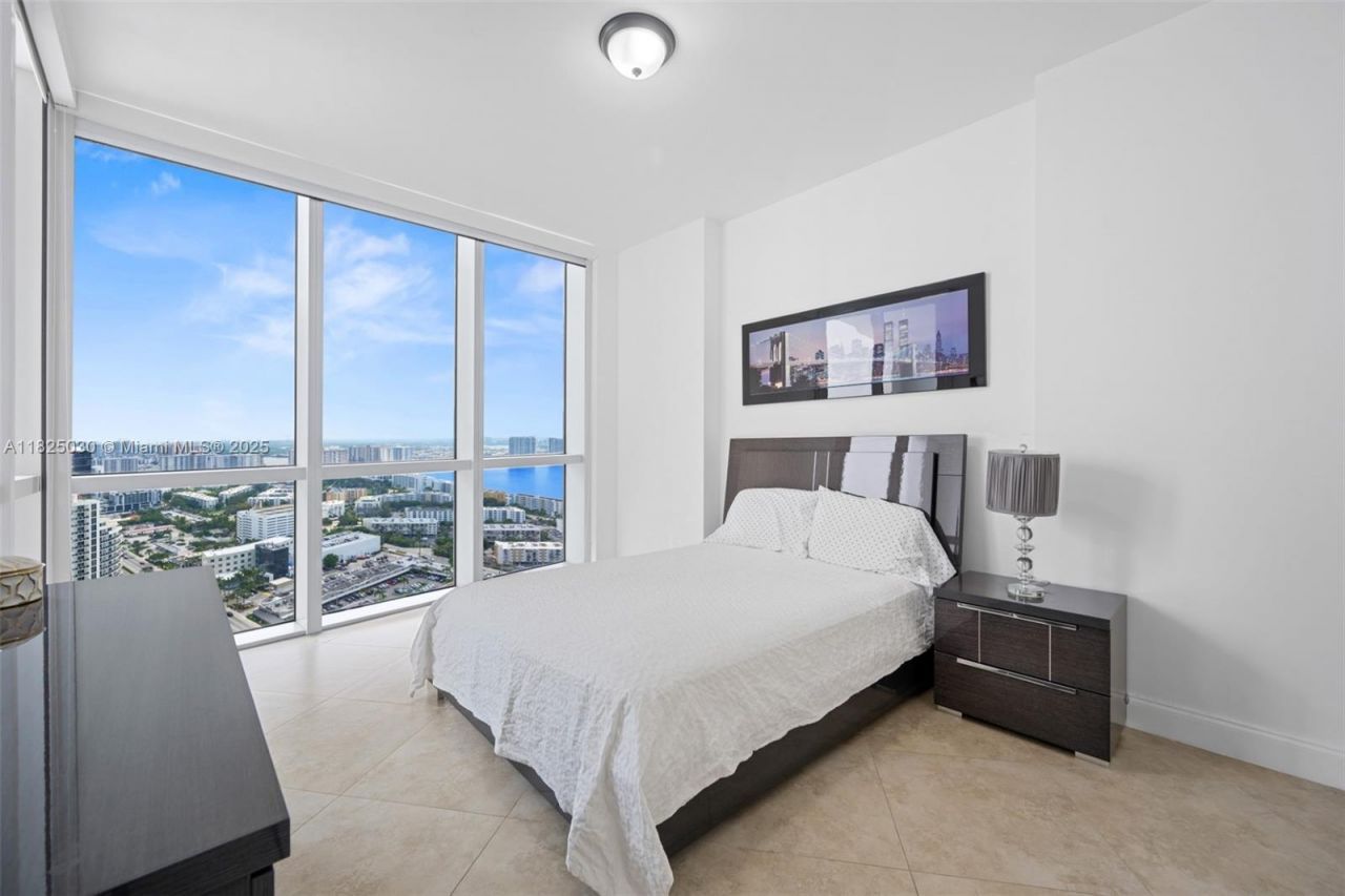 18201 Collins Ave, Unit 4705, Sunny Isles Beach, FL 33160 Photo