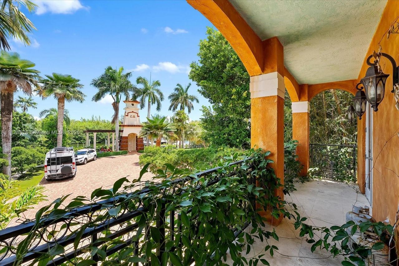 5843 Paradise Point Dr, Palmetto Bay, FL 33157 Photo