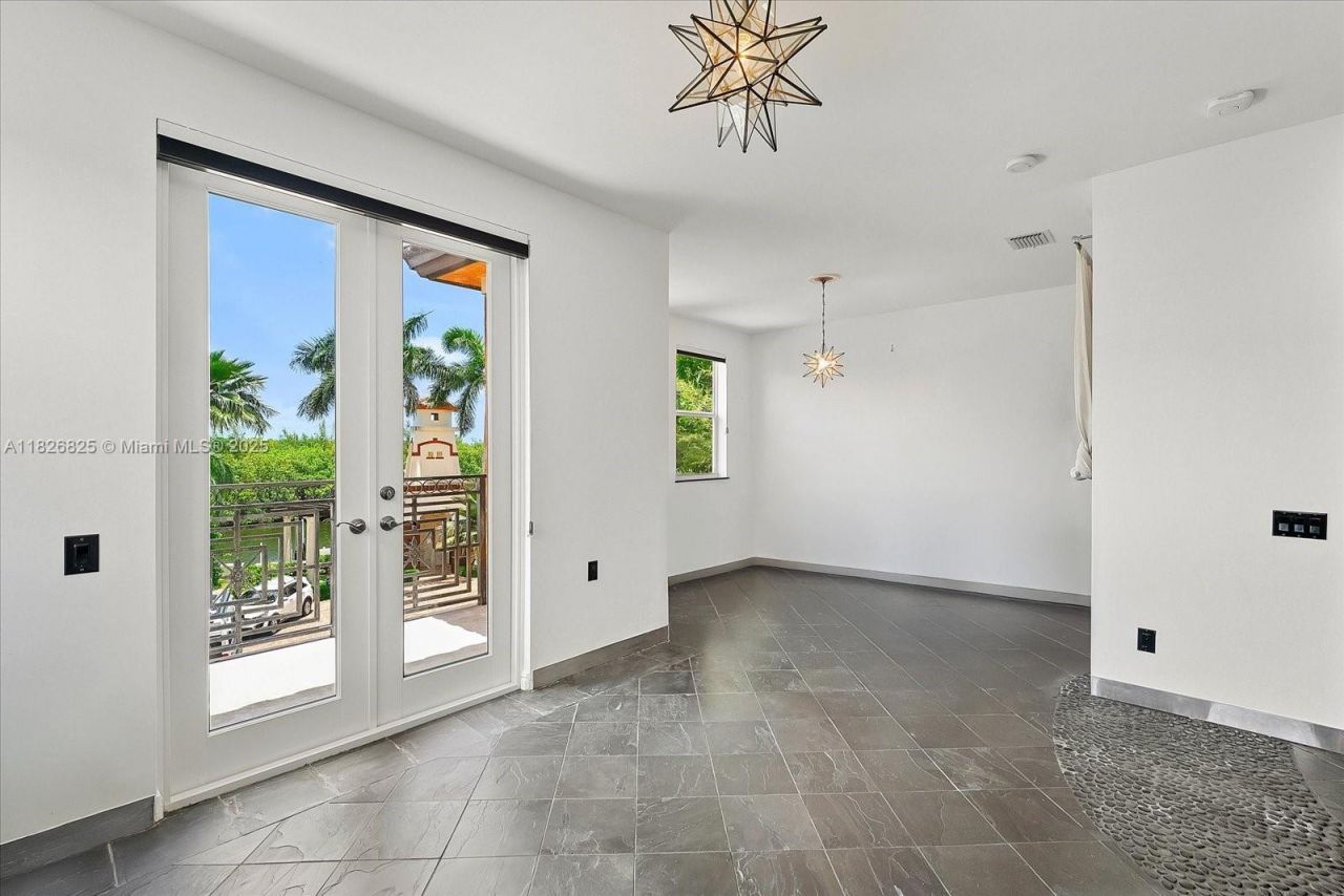 5843 Paradise Point Dr, Palmetto Bay, FL 33157 Photo