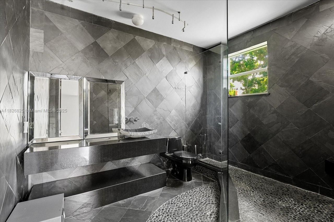 5843 Paradise Point Dr, Palmetto Bay, FL 33157 Photo