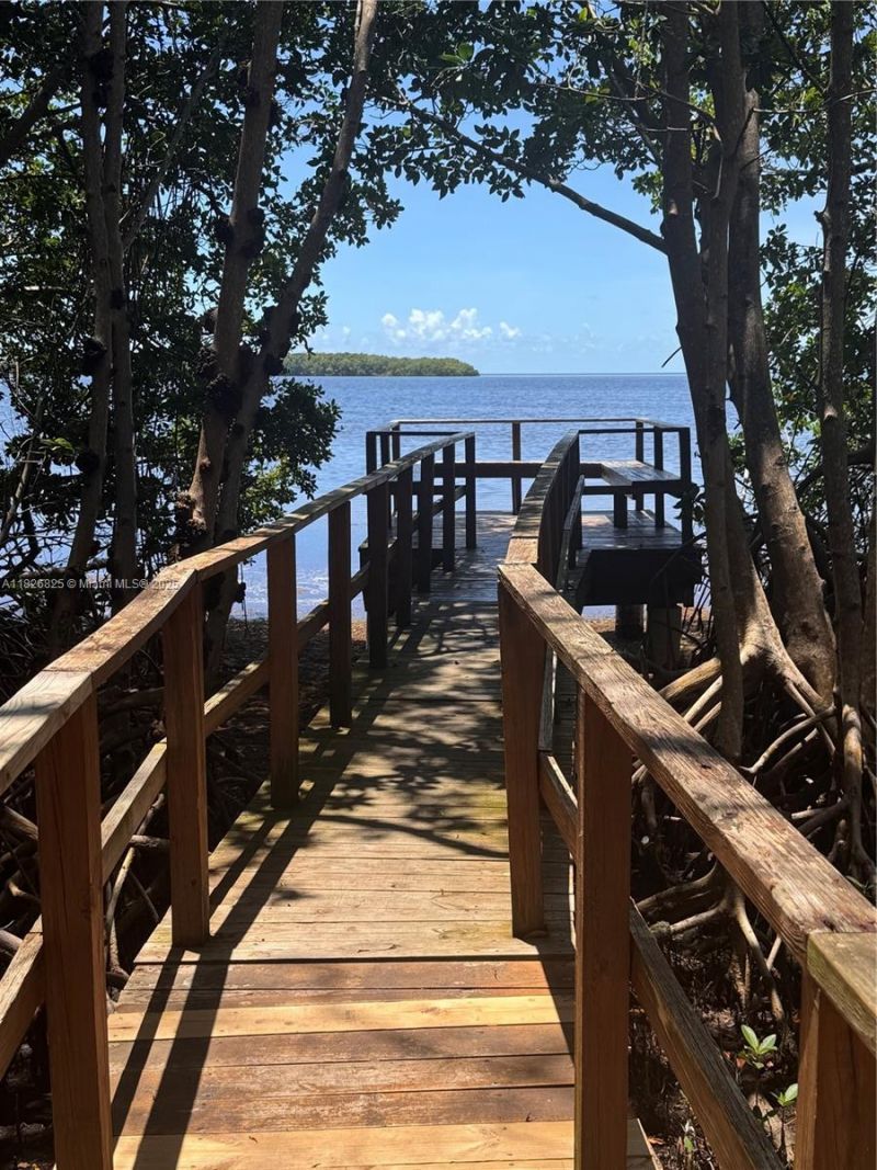 5843 Paradise Point Dr, Palmetto Bay, FL 33157 Photo