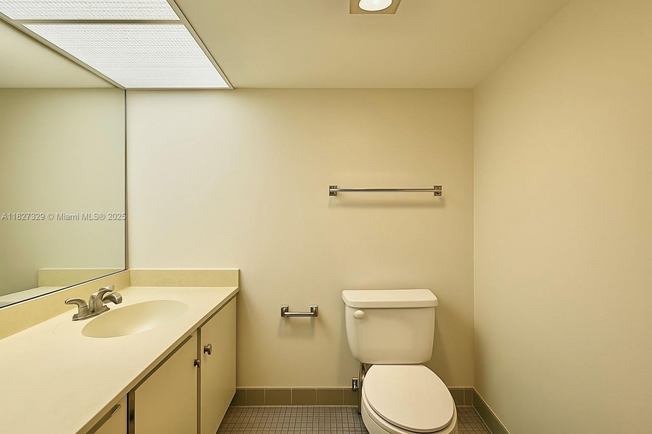 251 174th St, Unit 115, Sunny Isles Beach, FL 33160 Photo