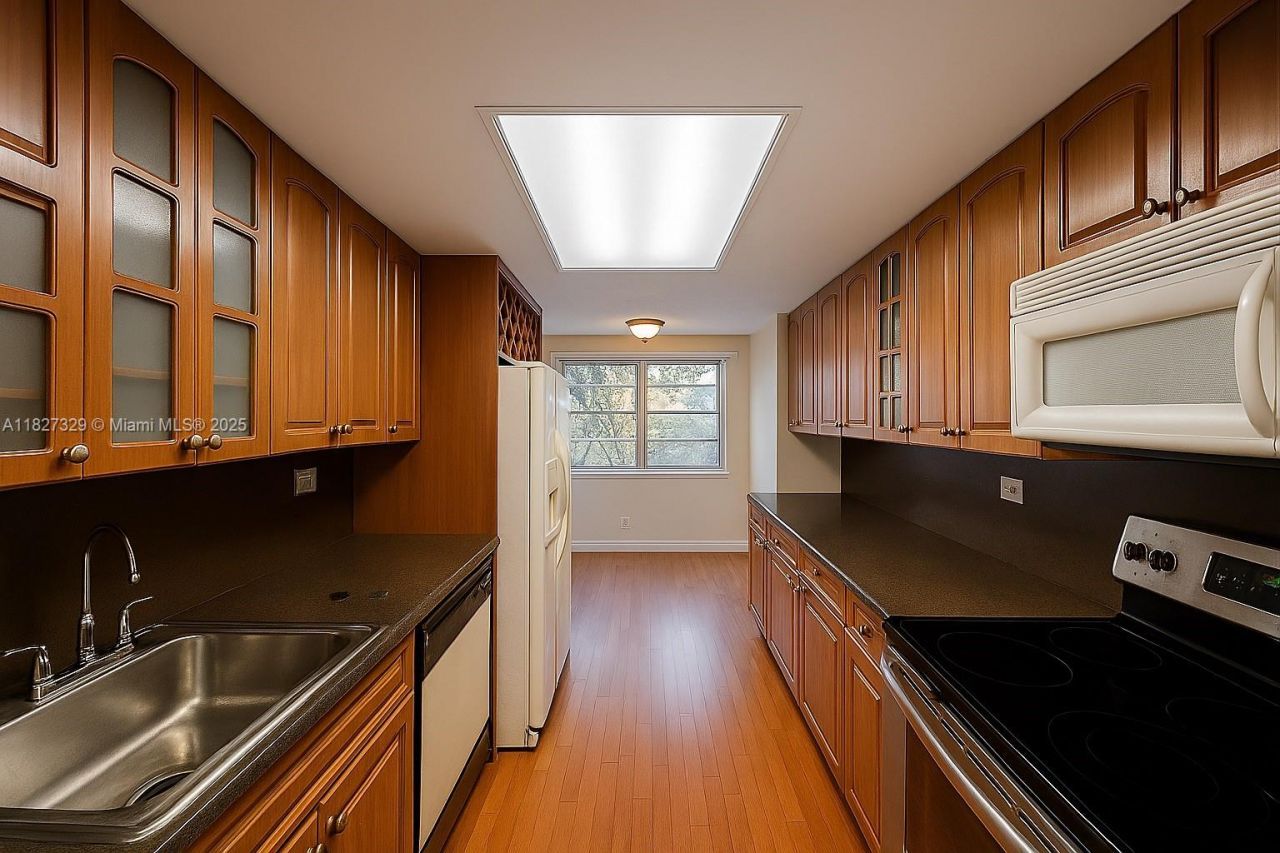 251 174th St, Unit 115, Sunny Isles Beach, FL 33160 Photo