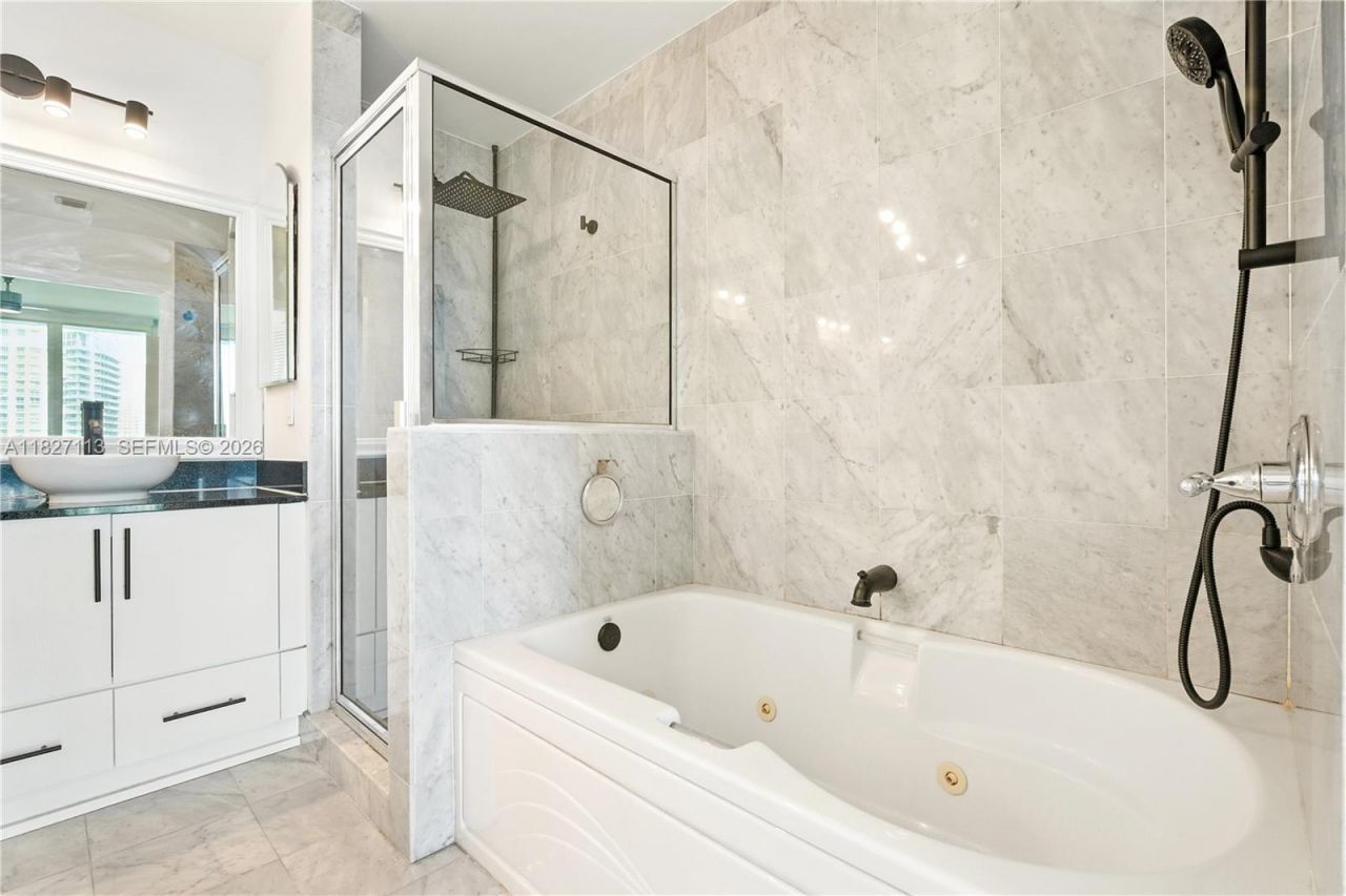 31 SE 5th St, Unit 4021, Miami, FL 33131 Photo