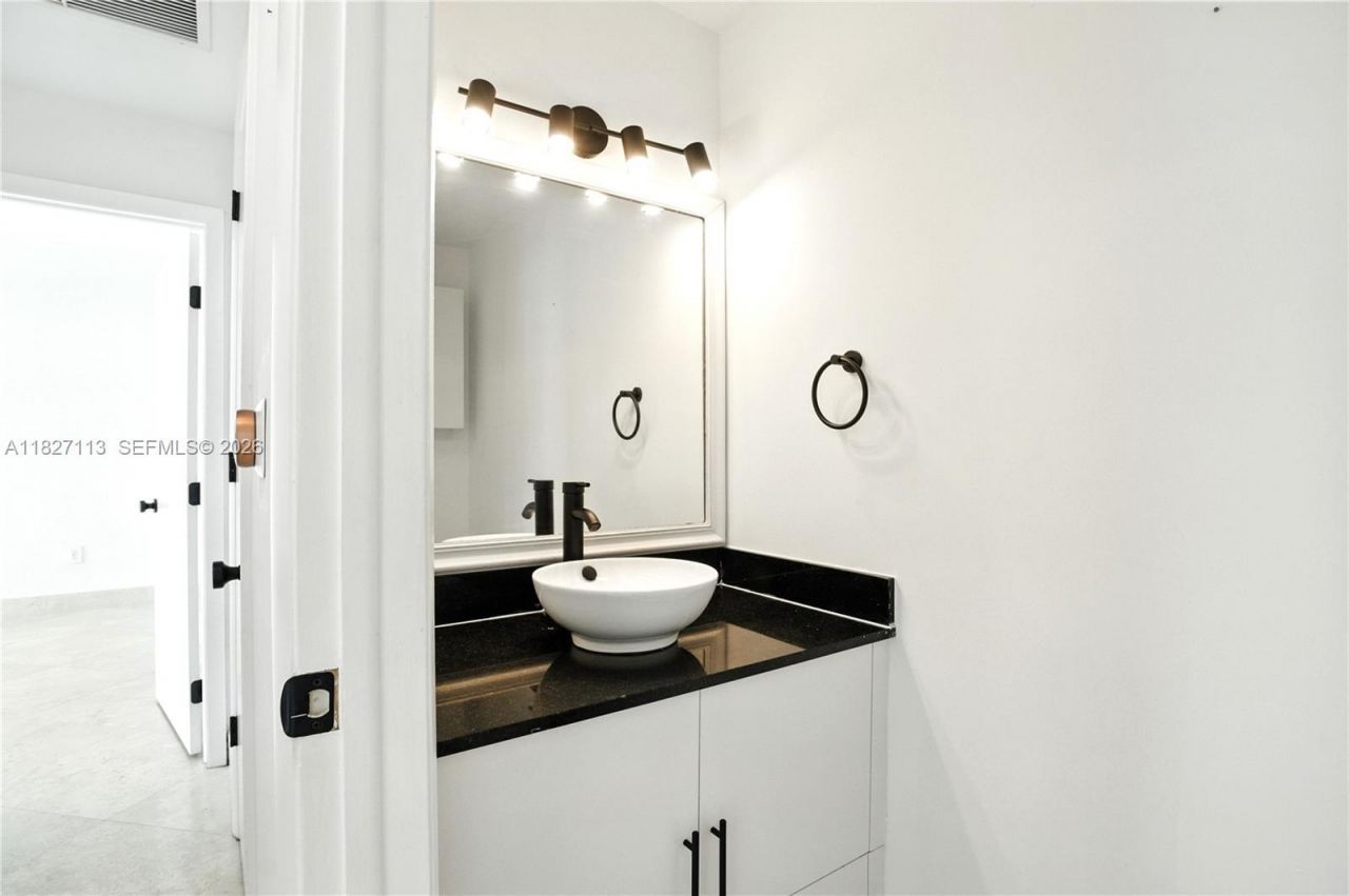 31 SE 5th St, Unit 4021, Miami, FL 33131 Photo