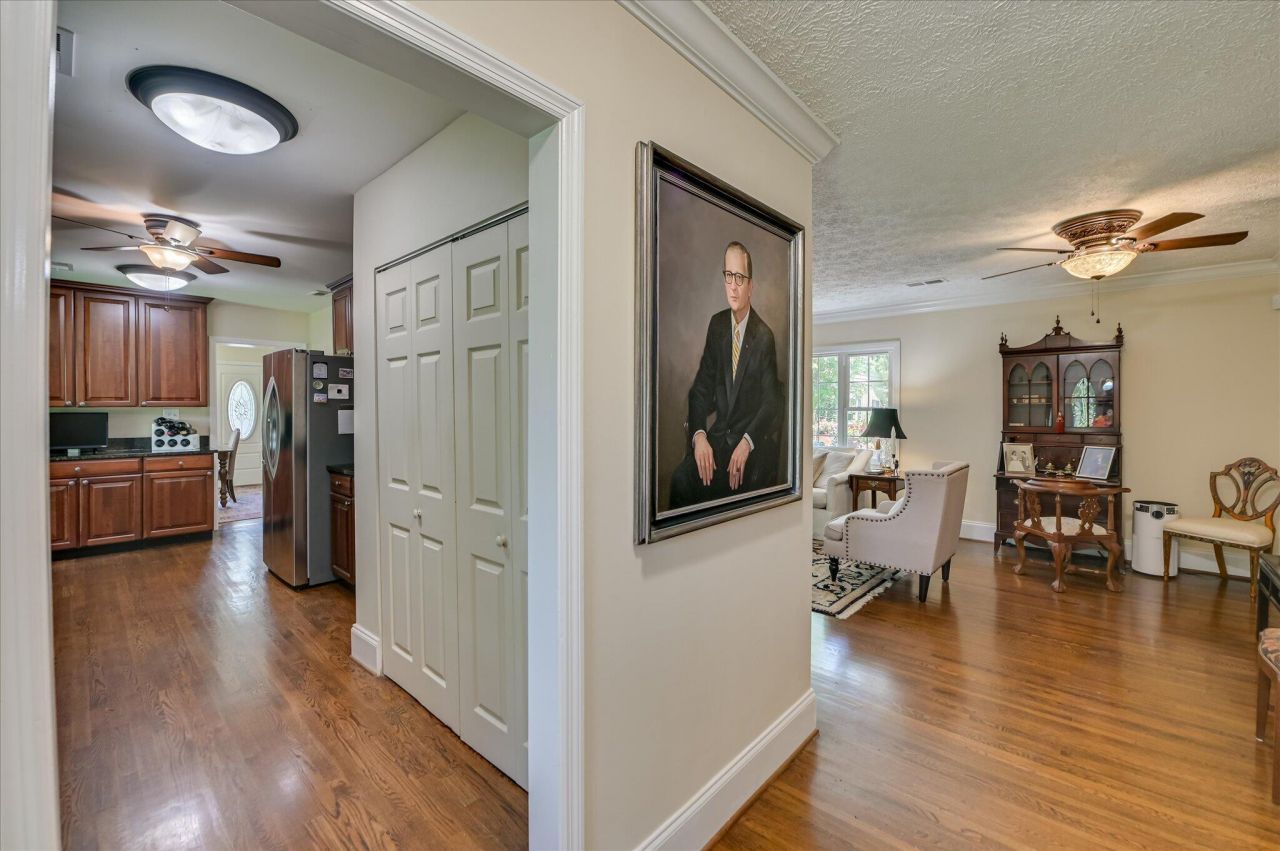 215 SE Barnard Avenue Photo 4