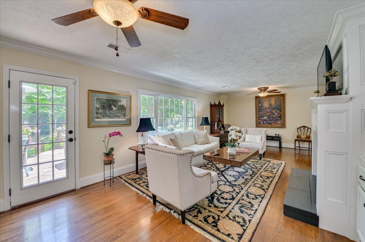 215 SE Barnard Avenue Photo 9