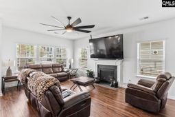 823 Queenshire Lane photo 4