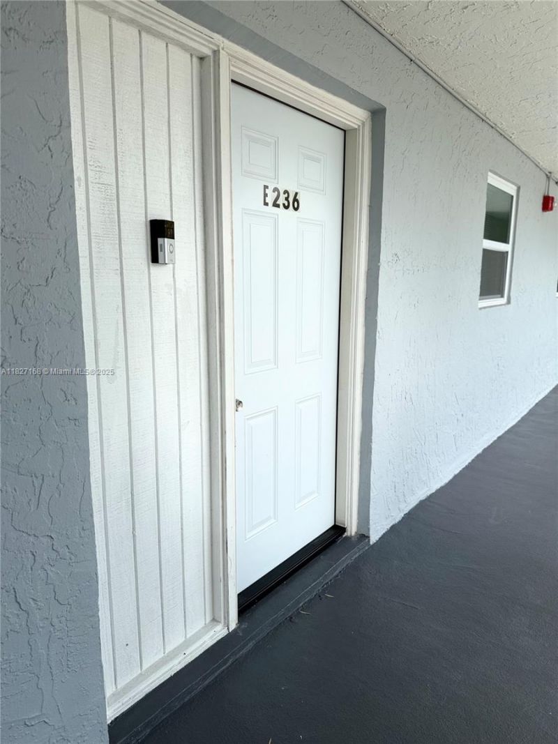 9365 Fontainebleau, Unit E236, Miami, FL 33172 Photo