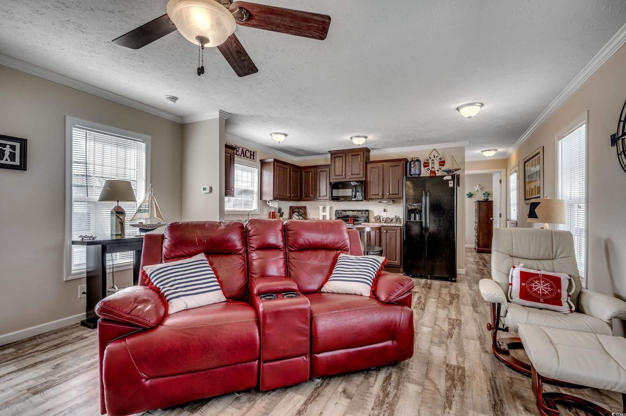 1527 Gardenia Ave. Photo 3