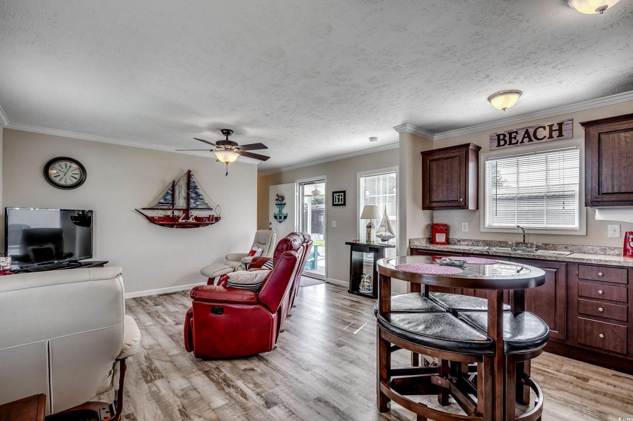 1527 Gardenia Ave. Photo 8