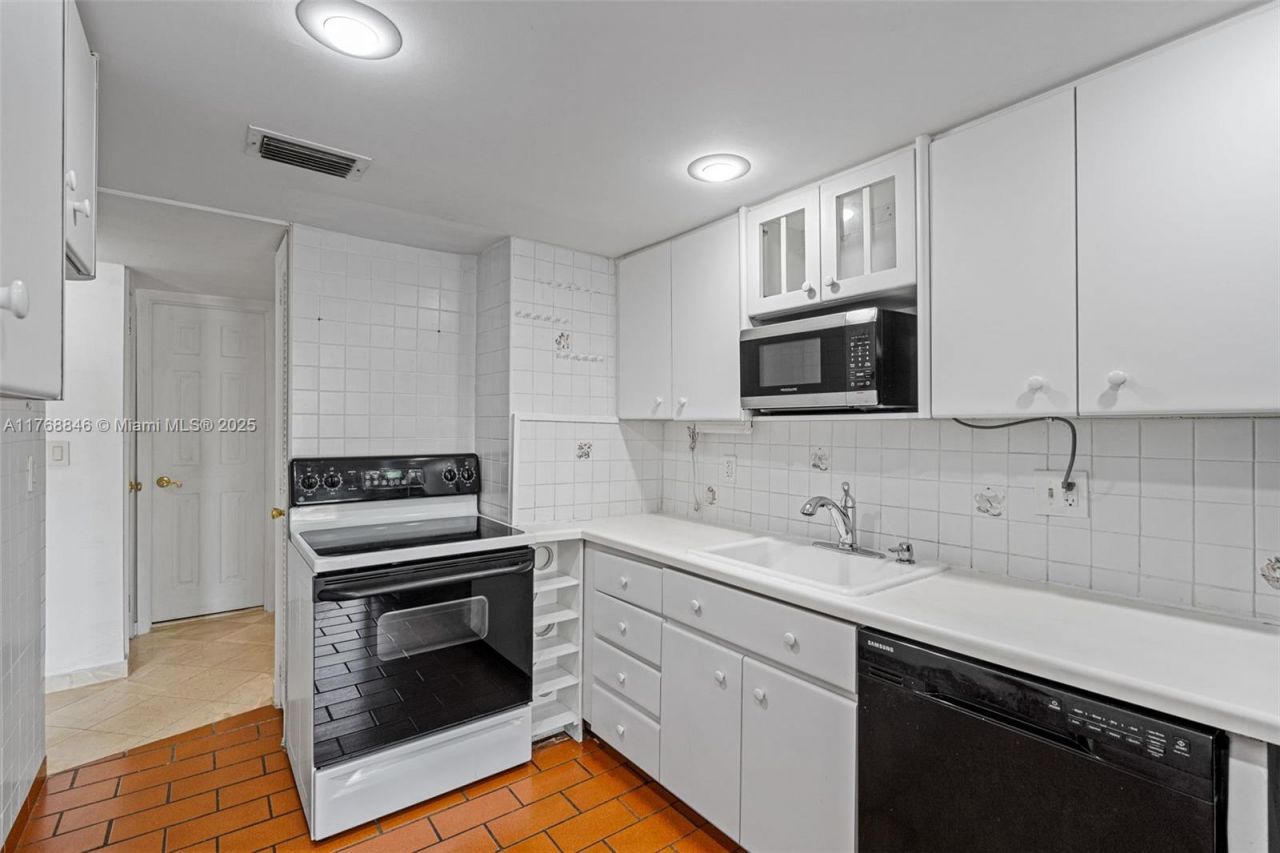 77 Crandon Blvd, Unit 2B, Key Biscayne, FL 33149 Photo